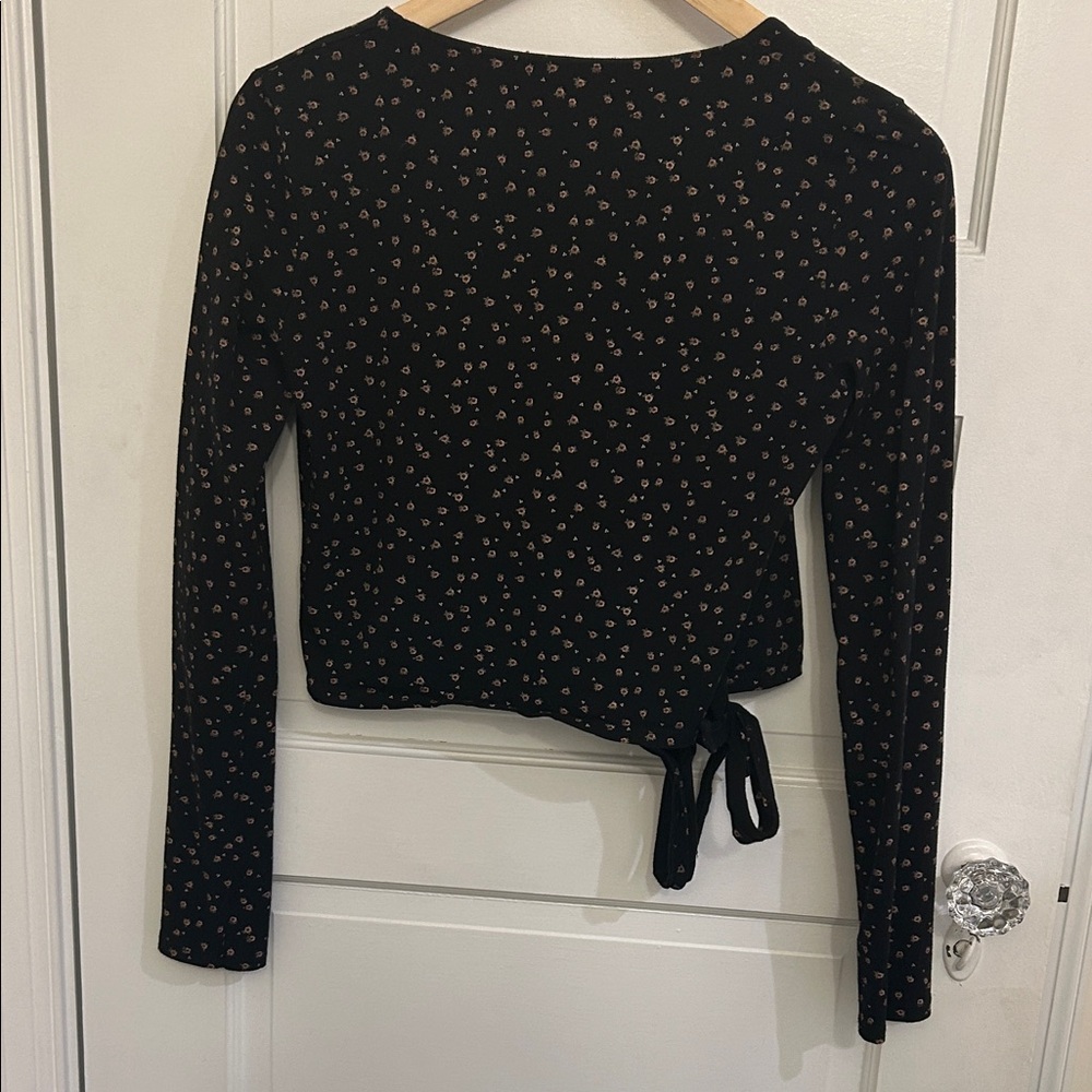 🛍 2/$18 Brandy Melville Black Floral Coco V Neck Wrap Top OS - Picture 6 of 8